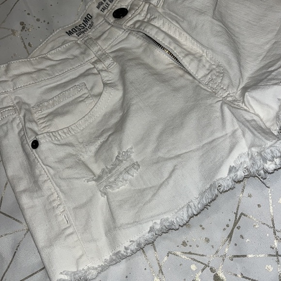 Mossimo White Denim Distressed Shorts Size 5 - Picture 2 of 4